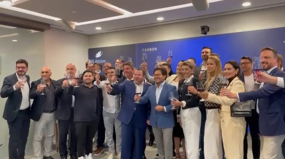 Foto do evento de lançamento, com empresários brindando